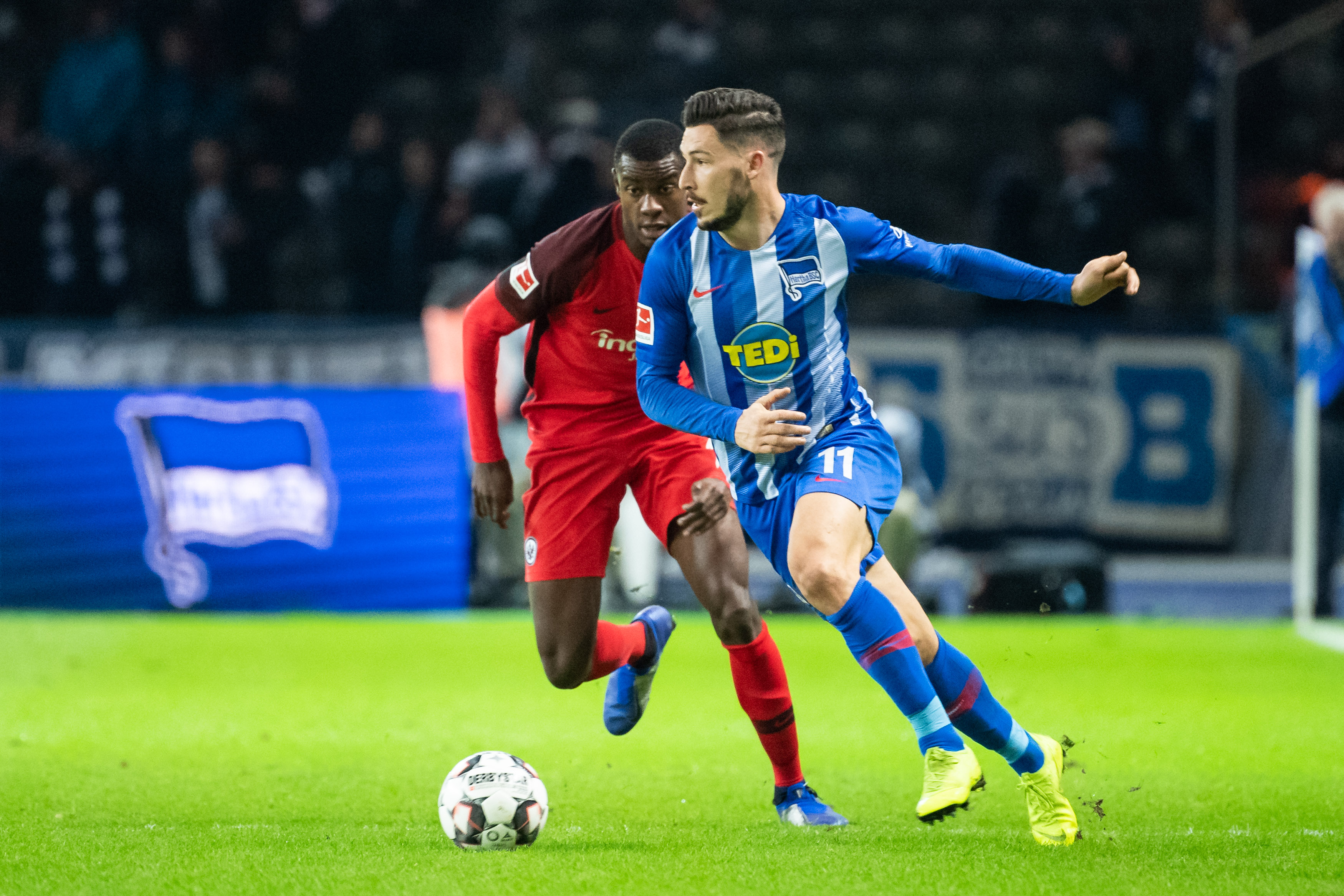 埃弗顿后卫禁区疑似手球，裁判未吹点球正确吗？