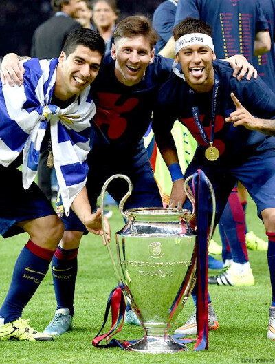 杜兰特远投三分命中，全场欢呼