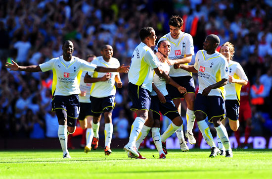 球员倒地救球拼劲十足